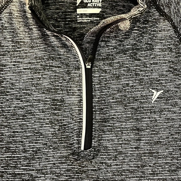 Old Navy active go-dry long sleeved athletic top. Size Medium - Picture 4 of 10